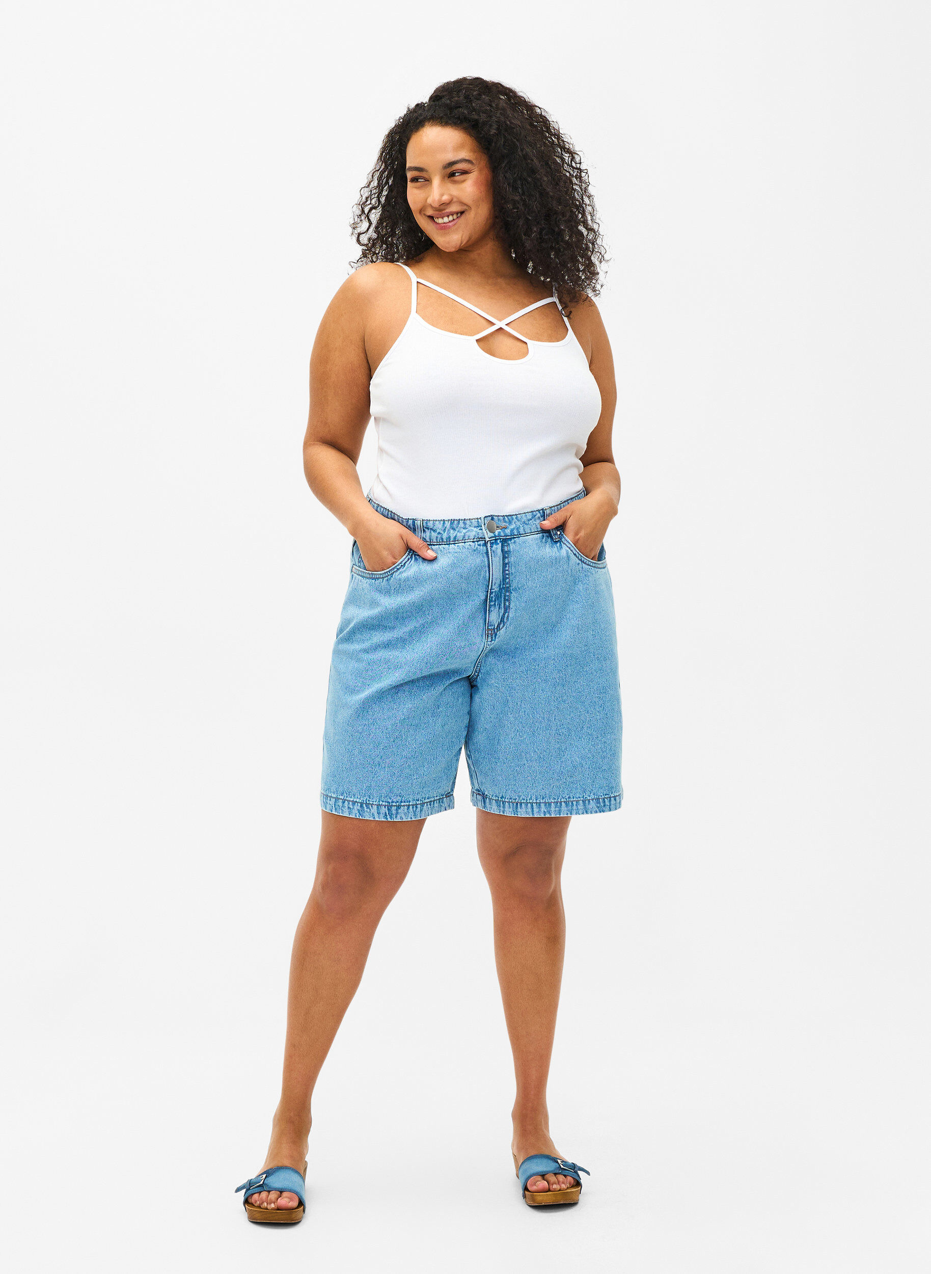 Zizzi Ribbetopp i &oslash;kologisk bomull med kryssdetalj, Bright White, Model image number 2