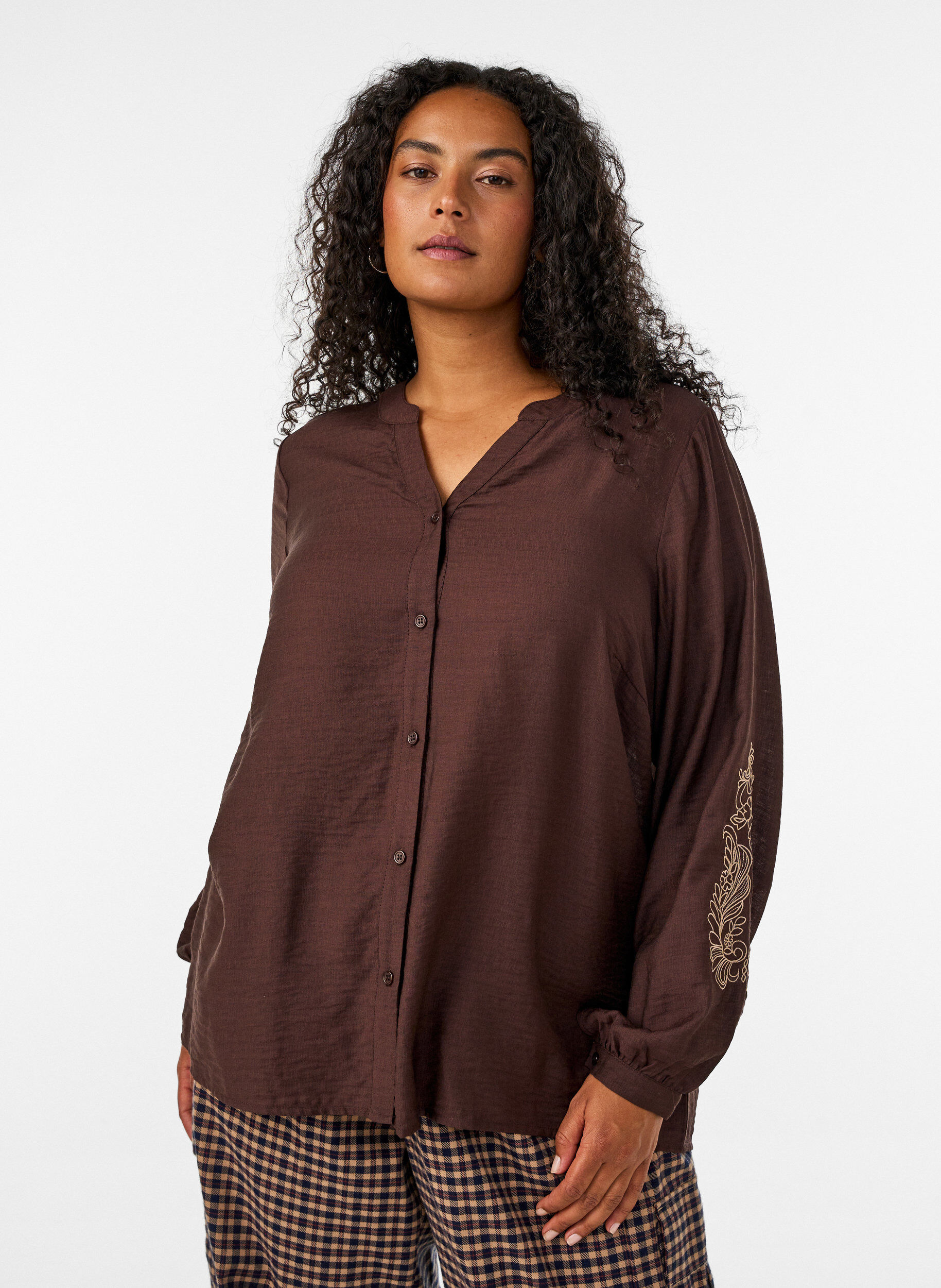 ZizziViskoseskjorte med broderte ermer, Brun, Model image number 0