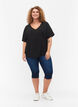 Kortermet viskosebluse med V-hals, Black, Model image number 2