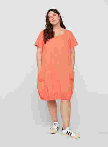 Kortermet kjole i bomull, Hot Coral, Model image number 2