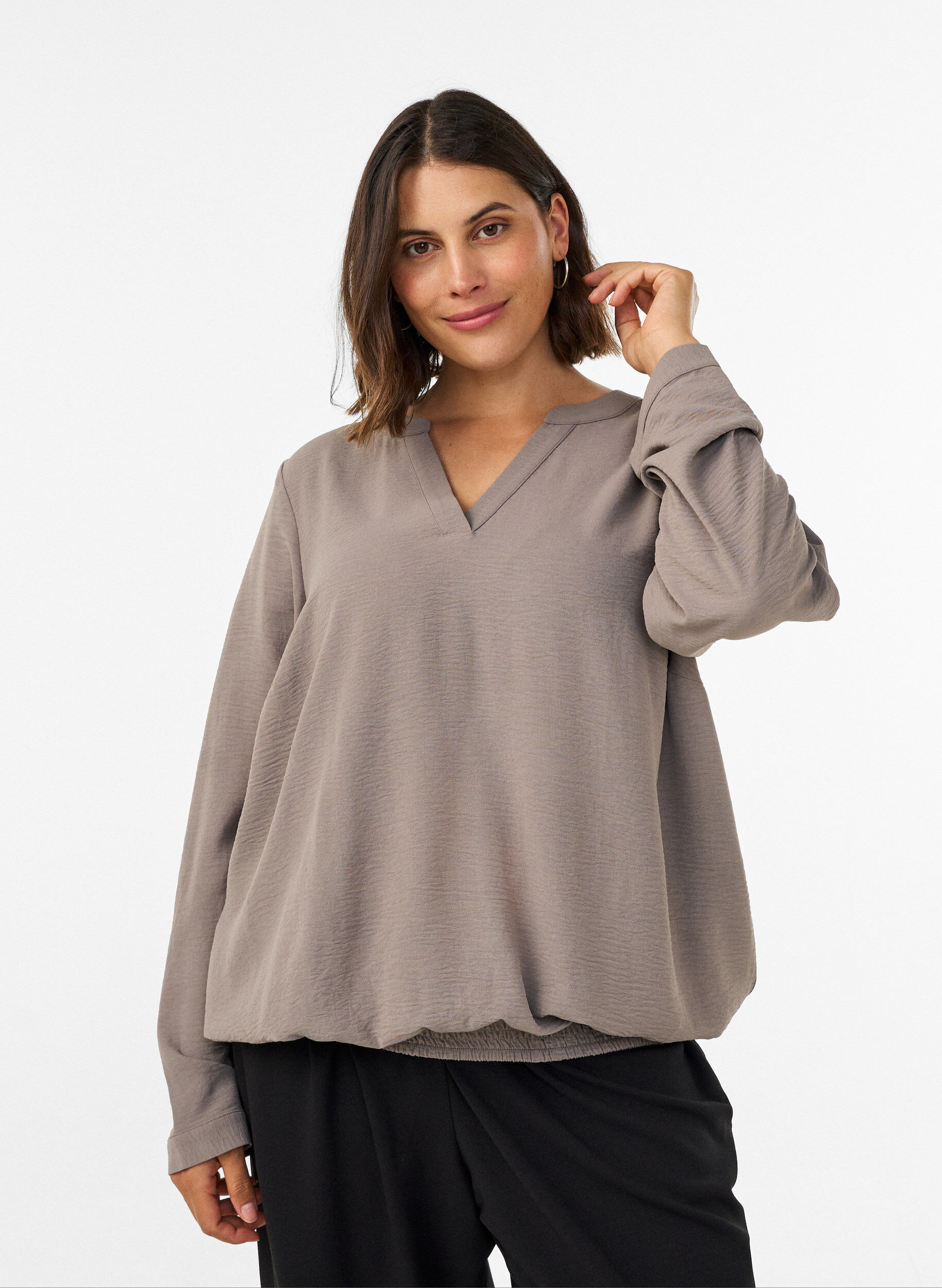 Bluse med ballongsilhuett og V-hals, Beige, Model