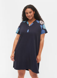 Kortermet nattkjole i bomull med mønster, Blue Flower, Model