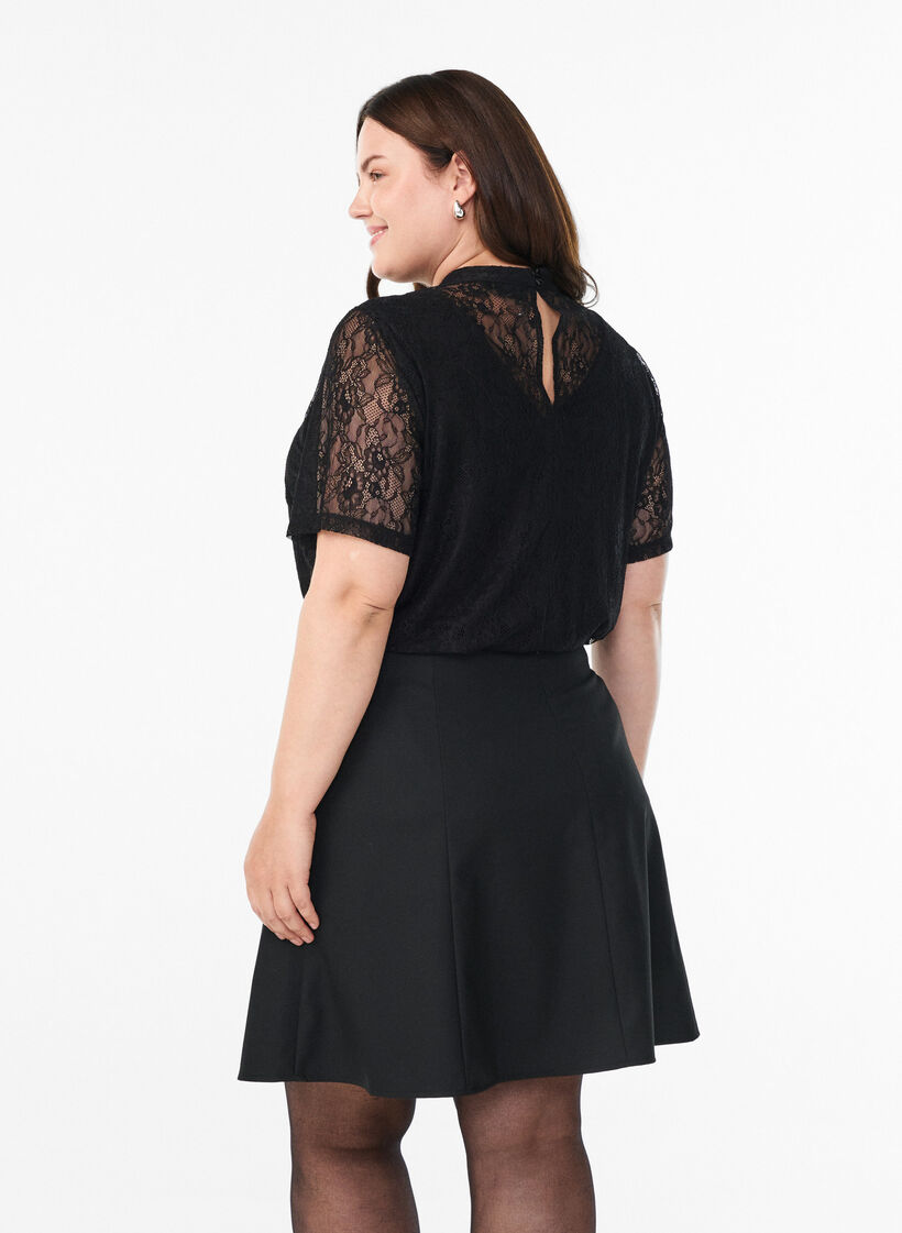 Bluse med blonder og vri-detalj og korte ermer, Svart, Model