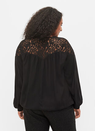 Bluse i viskose med blonder, Black, Model image number 1