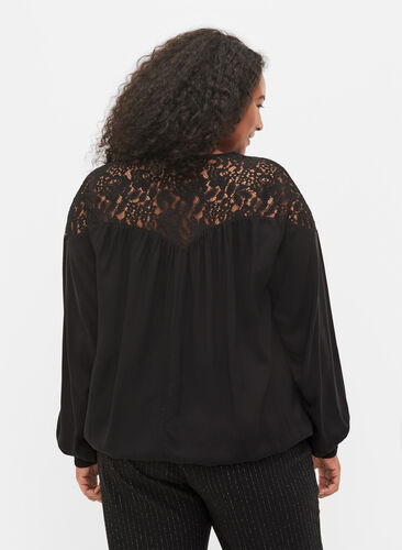 Bluse i viskose med blonder, Black, Model image number 1
