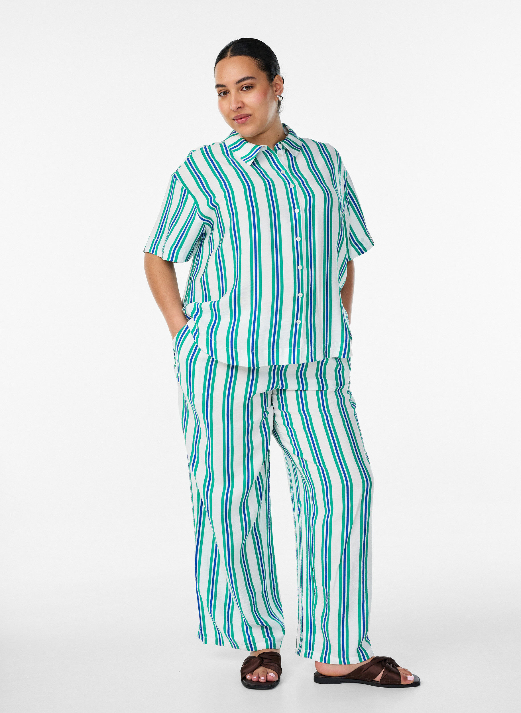 ZizziStripet viskose skjorte med korte ermer, Vanilje, Model image number 1