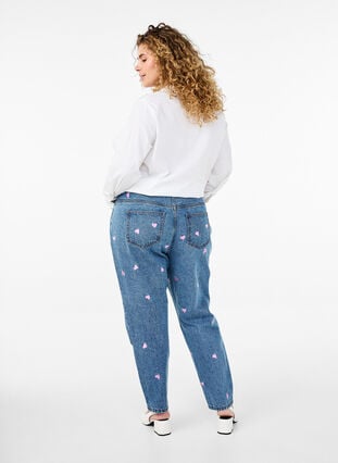 Zizzi Mille mom-fit jeans med broderi, Blå, Model image number 2