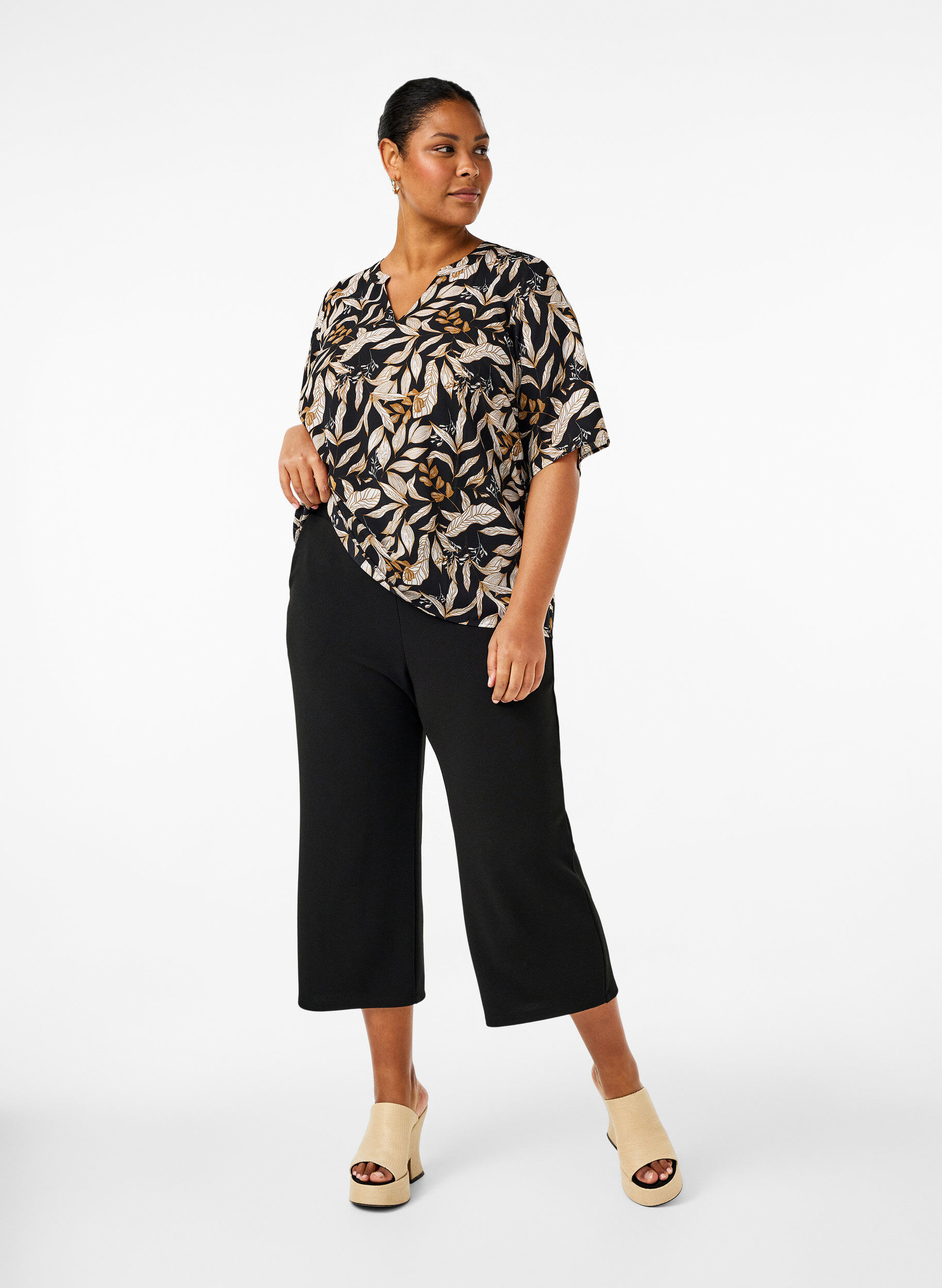 Zizzi Bluse med V-hals og bladtrykk, Black Leaf AOP, Model image number 2