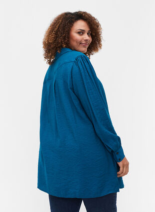 Lang ensfarget skjorte i en viskosemiks, Moroccan Blue, Model image number 1