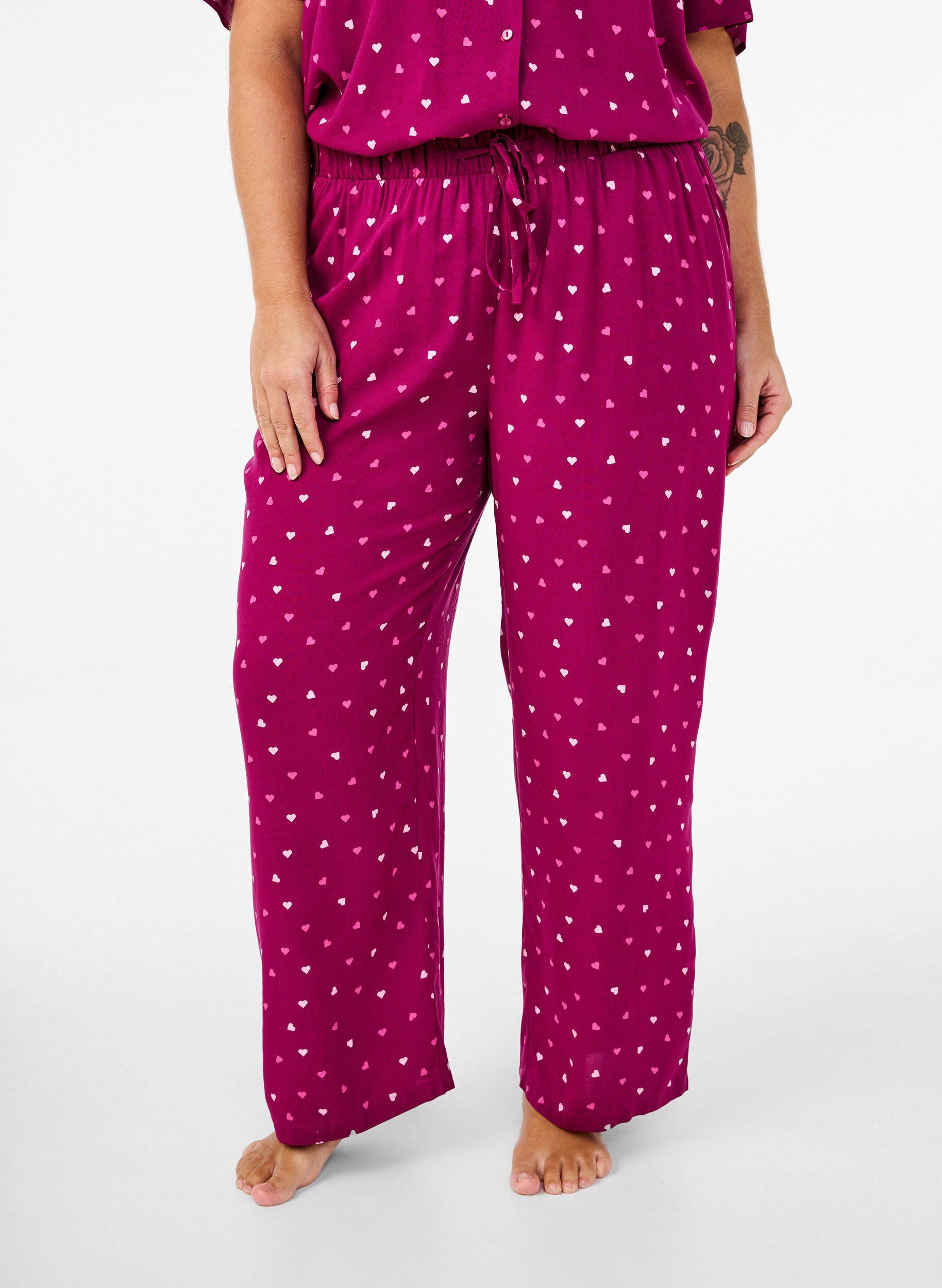 Zizzi Loose fit pysjamasbukser med hjerter, Boysenberry w. Heart, Model image number 2