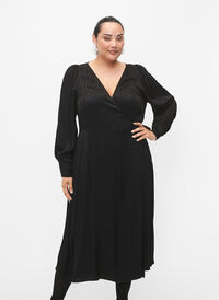 Langermet kjole i viskose med ton-i-ton-mønster, Black, Model