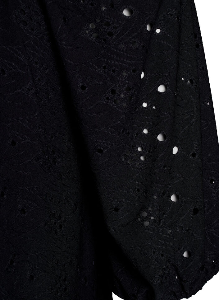 Bluse med korte puffede ermer og hullmønster, Svart, Packshot image number 3
