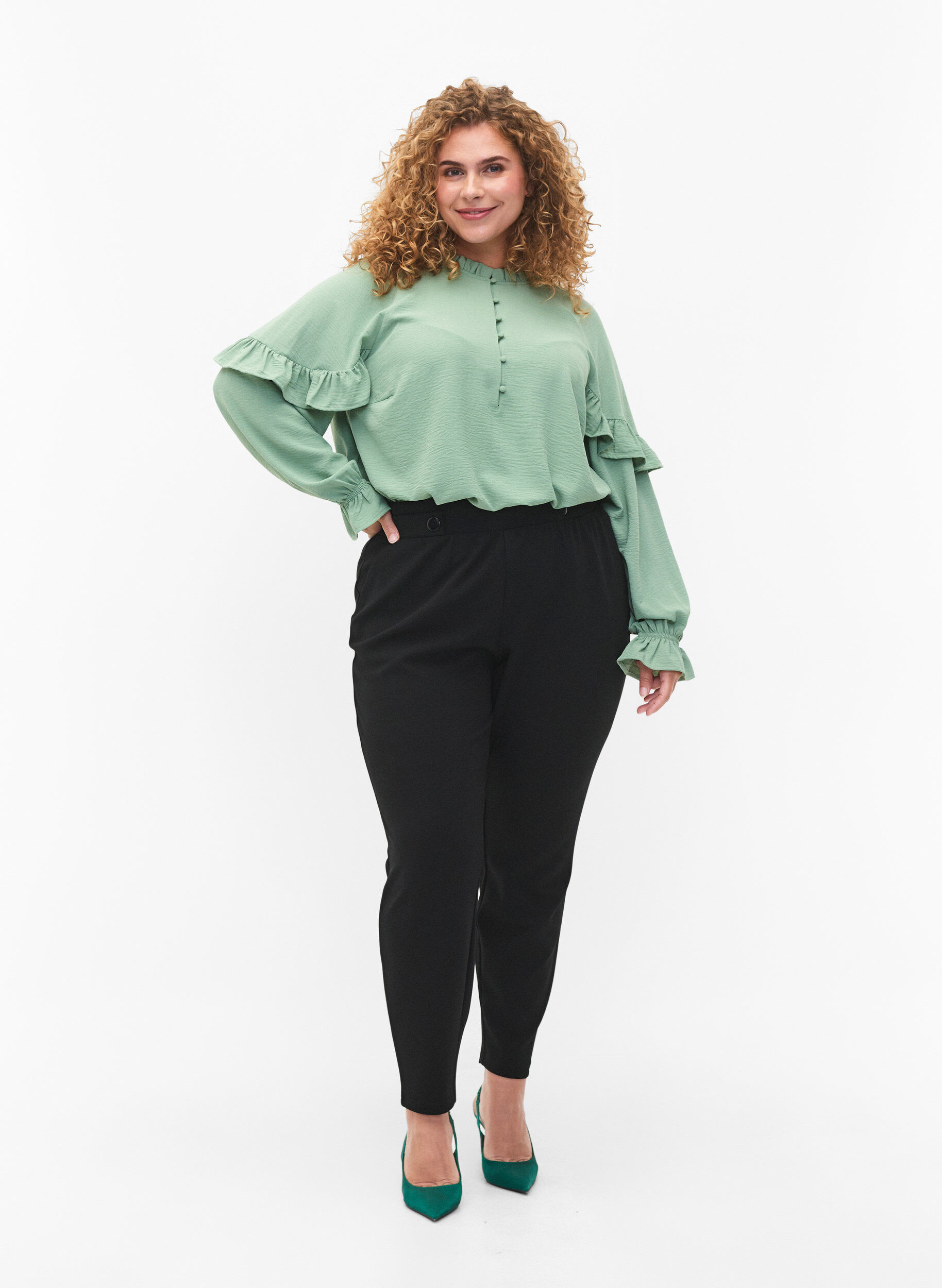 Zizzi Bluse med volanger og knapper, Green Bay, Model image number 2