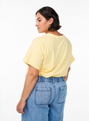 Zizzi T-skjorte i økologisk bomull med strassteiner og sommerfuglmotiv, Beige, Model image number 2