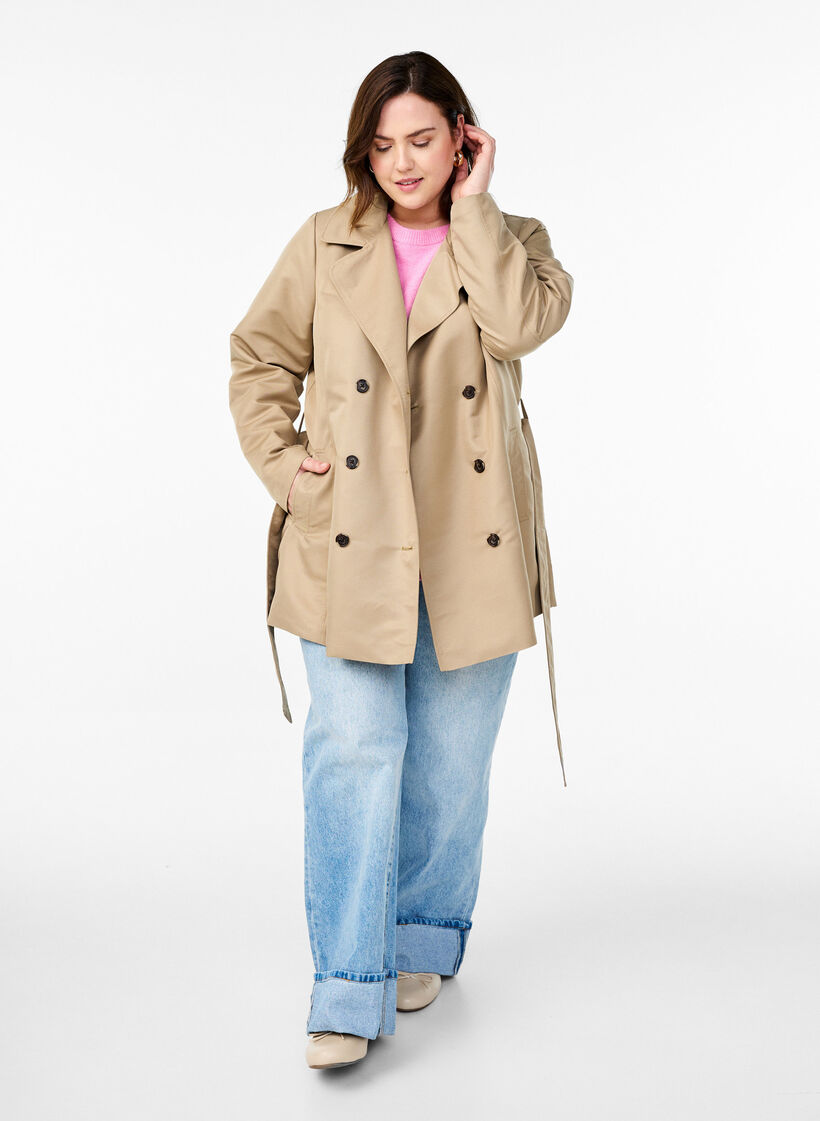 Kort trenchcoat med belte, Coriander, Model