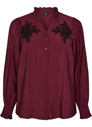 Skjortebluse med broderte blomsterapplikasjoner, R&oslash;d
