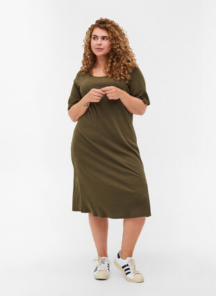 Kortermet kjole i et ribbet materiale, Ivy Green, Model image number 2