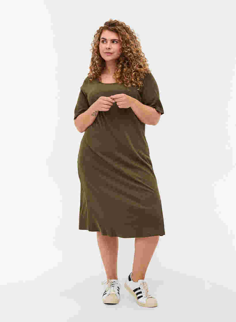 Kortermet kjole i et ribbet materiale, Ivy Green, Model image number 2