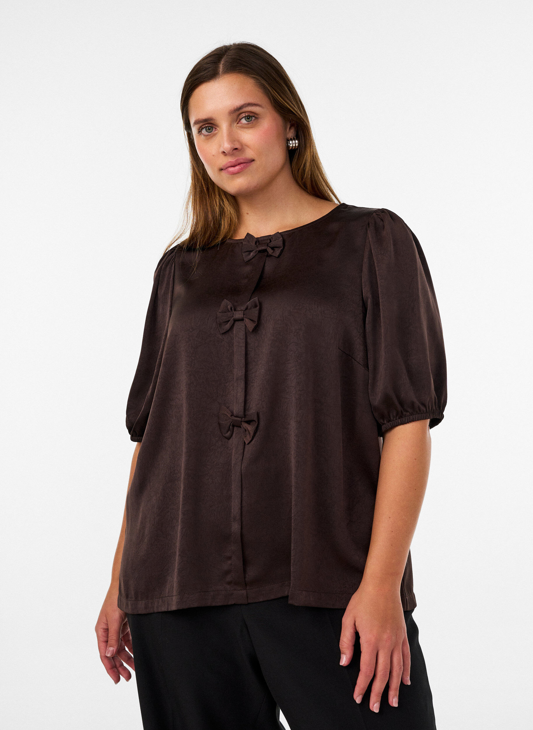 Satengbluse med sl&oslash;yfer og albuelange ermer, Brun, Model
