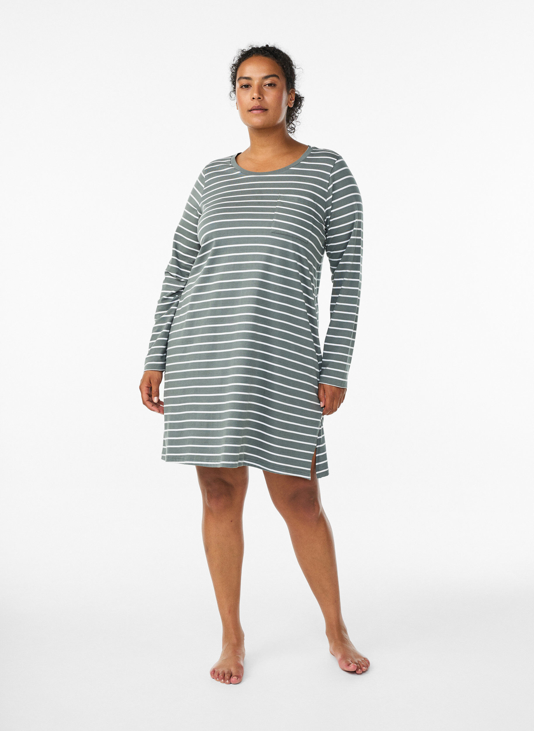 Zizzi Stripet nattkjole i &oslash;kologisk bomull, Gr&oslash;nn, Model image number 1