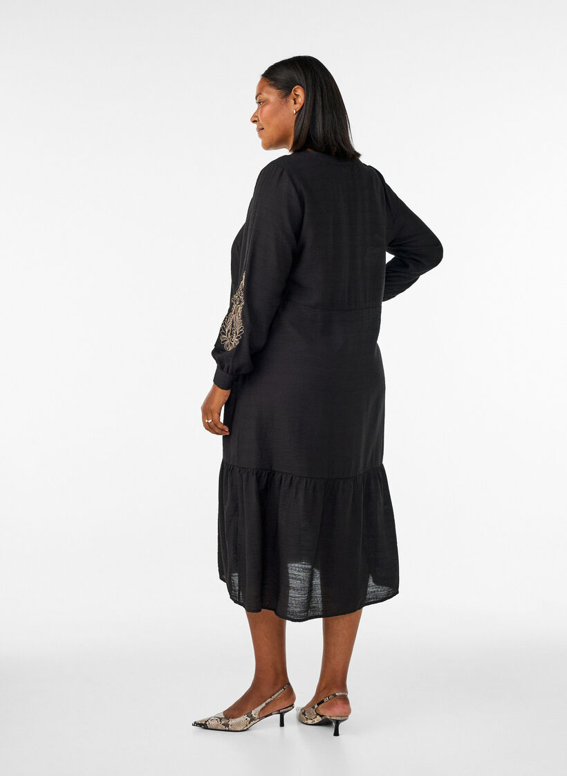 Viskosekjole med broderi og lagdelte volanger, Svart, Model image number 1