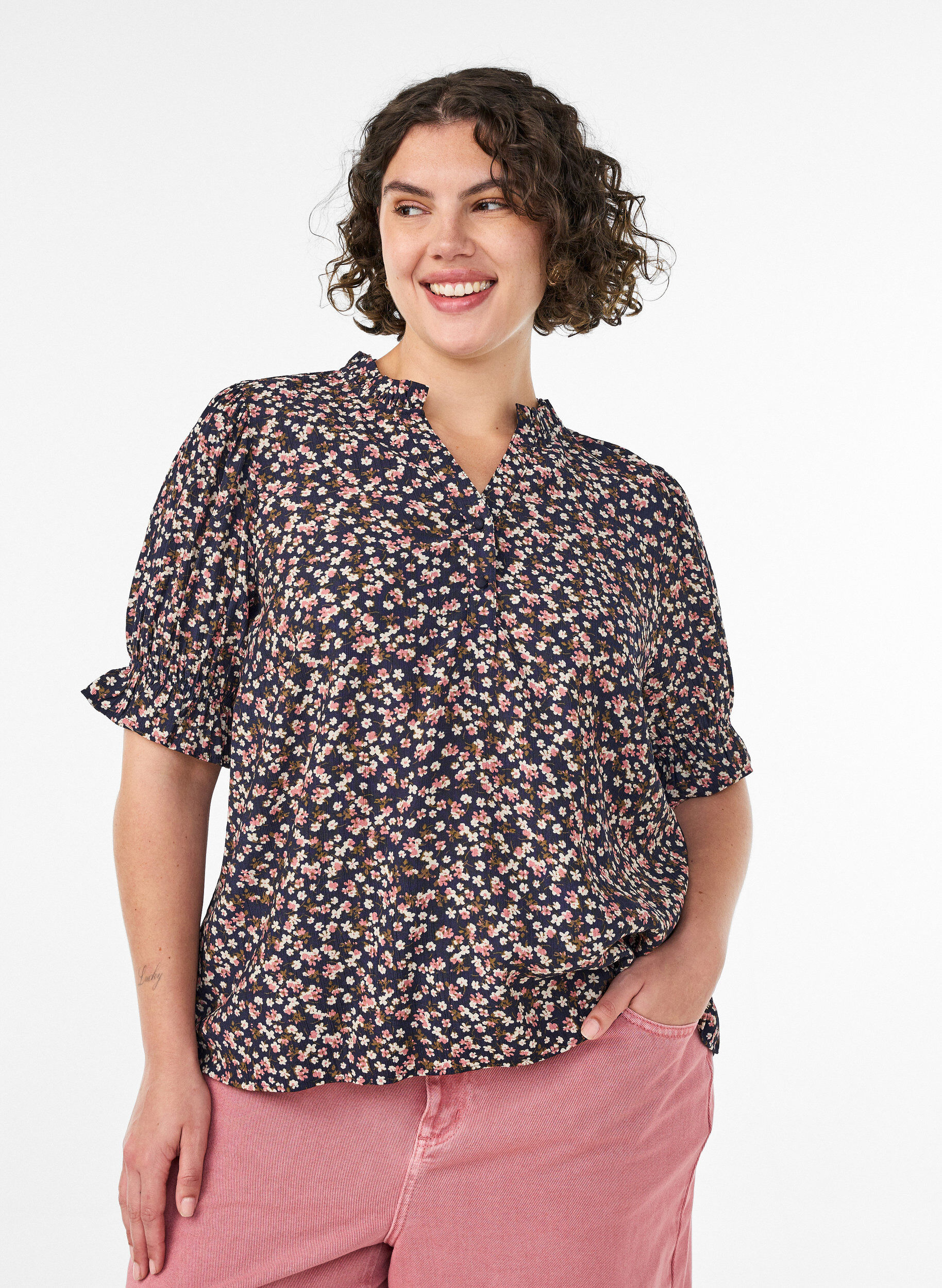 Bluse i blomstrete viskose med korte ermer og smokkdetaljer, Bl&aring;, Model