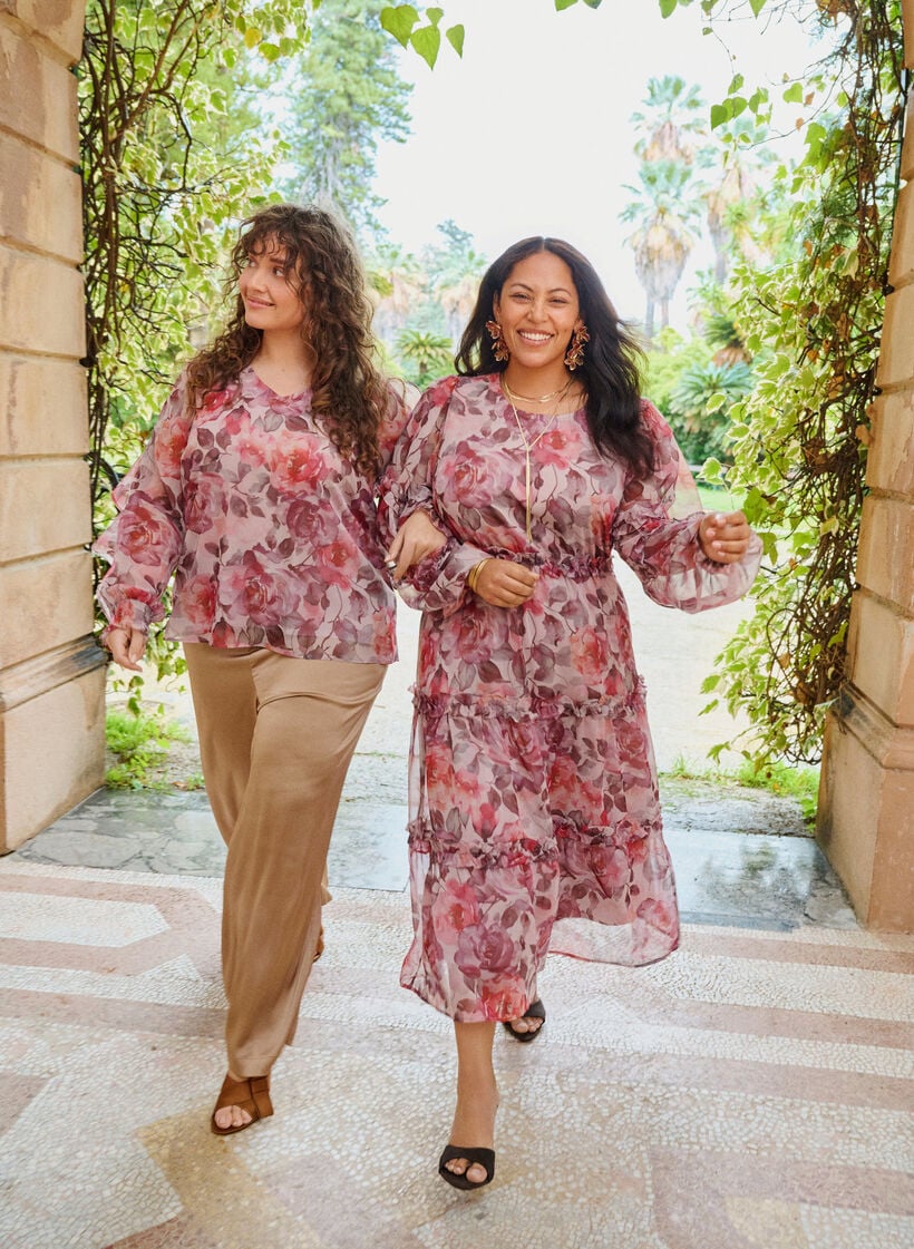 Blomstrete midiskj&oslash;rt med rysjedetaljer og gjennomsiktige ermer, Rosa, Image image number 0