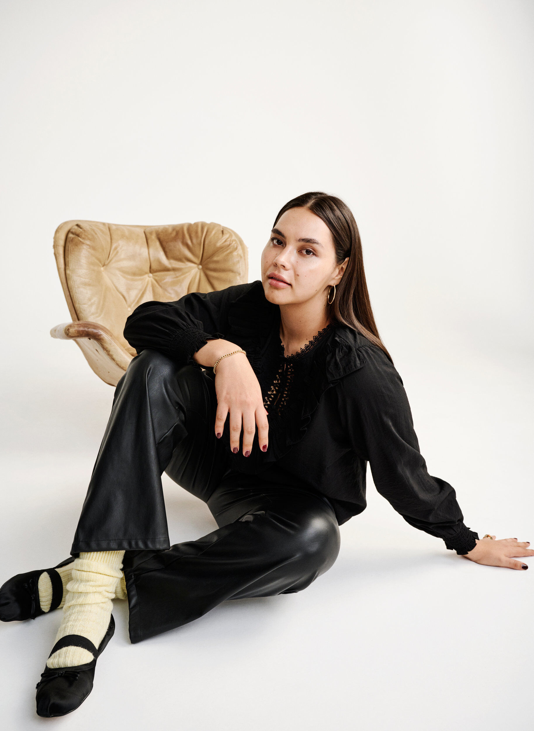 Zizzi Bluse i viskose med volanger og broderidetaljer, Black, Image image number 0