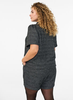 Zizzi Loose fit boucléshorts med lommer, Svart, Model image number 2