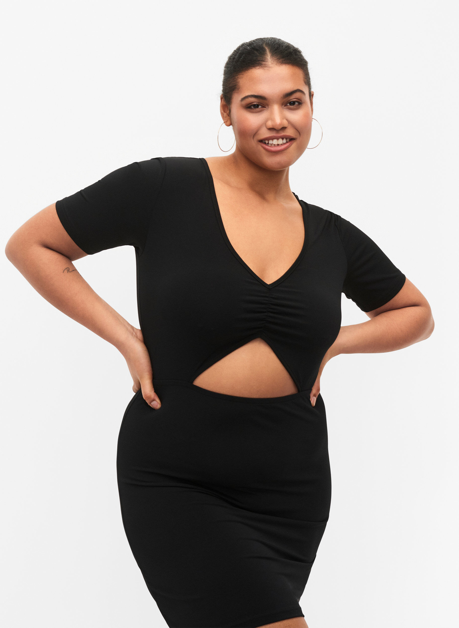 Zizzi Kort kjole med utsk&aring;ret parti, Black, Model image number 2