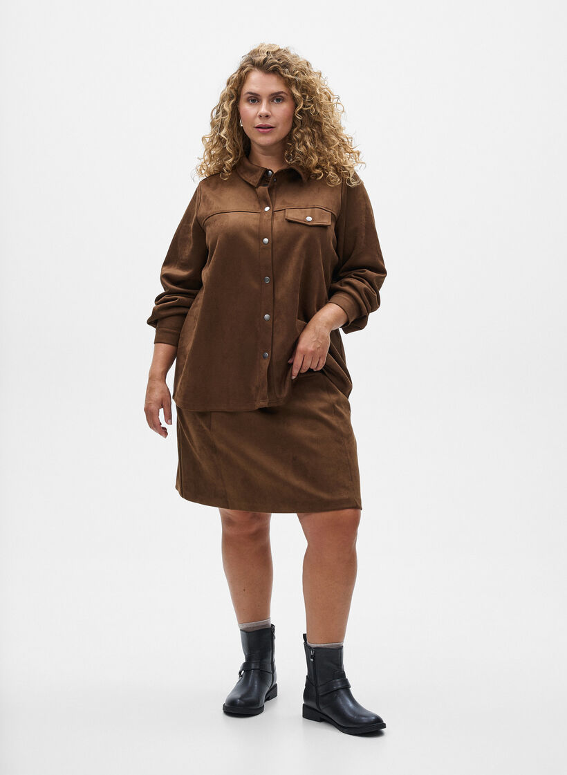 Kort A-linjeskjørt i imitert semsket skinn, Brown Fake Suede , Model