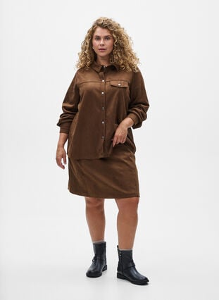 Zizzi Kort A-linjeskjørt i imitert semsket skinn, Brown Fake Suede , Model image number 3