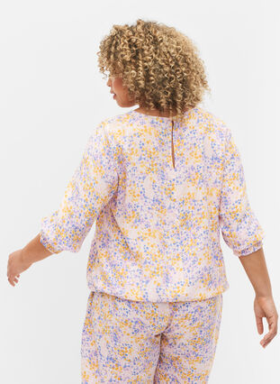 Blomstrete viskosebluse med smock og 3/4-ermer, Rose Ditsy AOP, Model image number 1