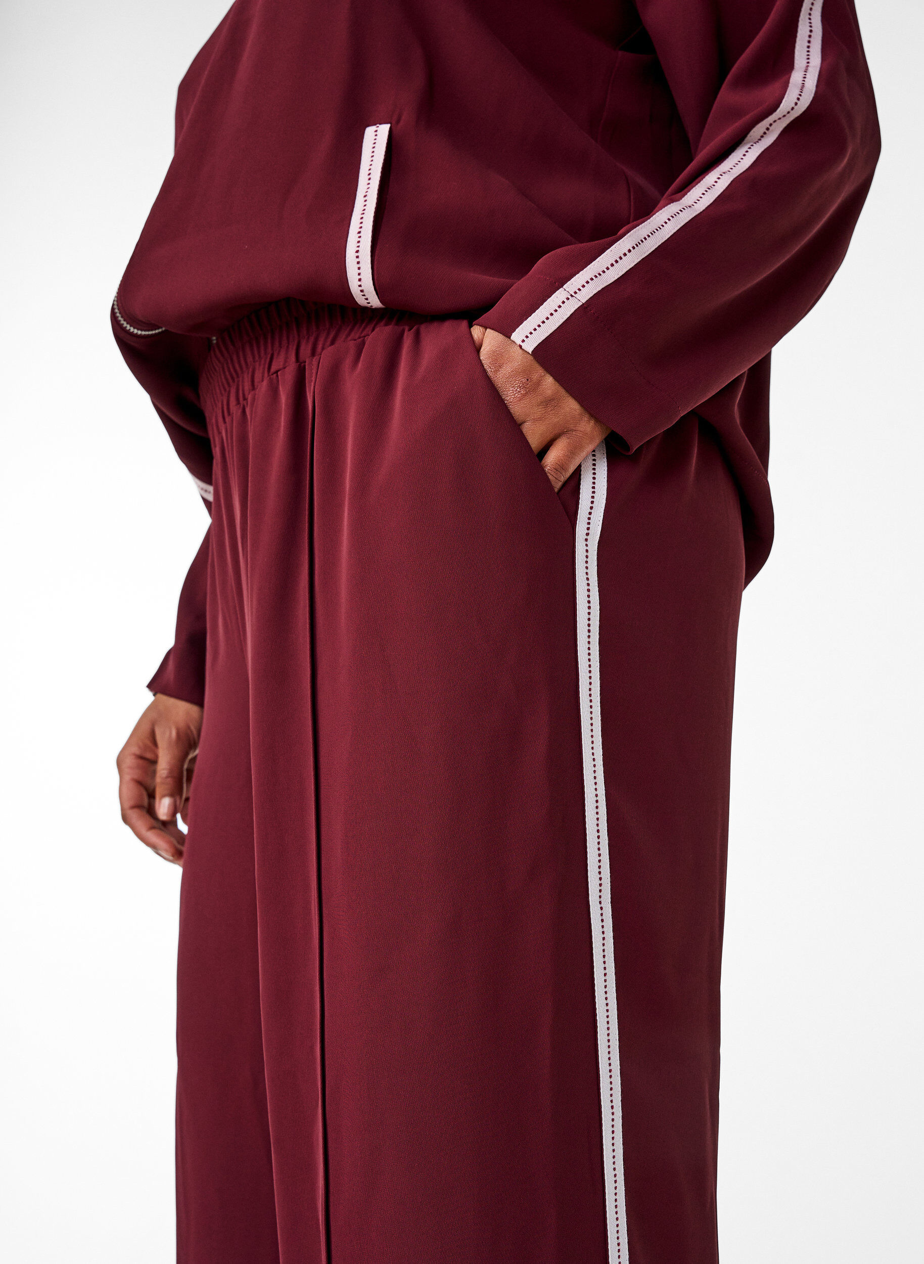 Zizzi Sporty bukser med rette ben og sidestriper, M&oslash;rk Bordeaux, Model image number 3