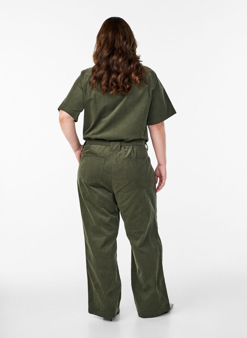 Cordfl&oslash;yels jumpsuit med straight fit ben, Gr&oslash;nn, Model