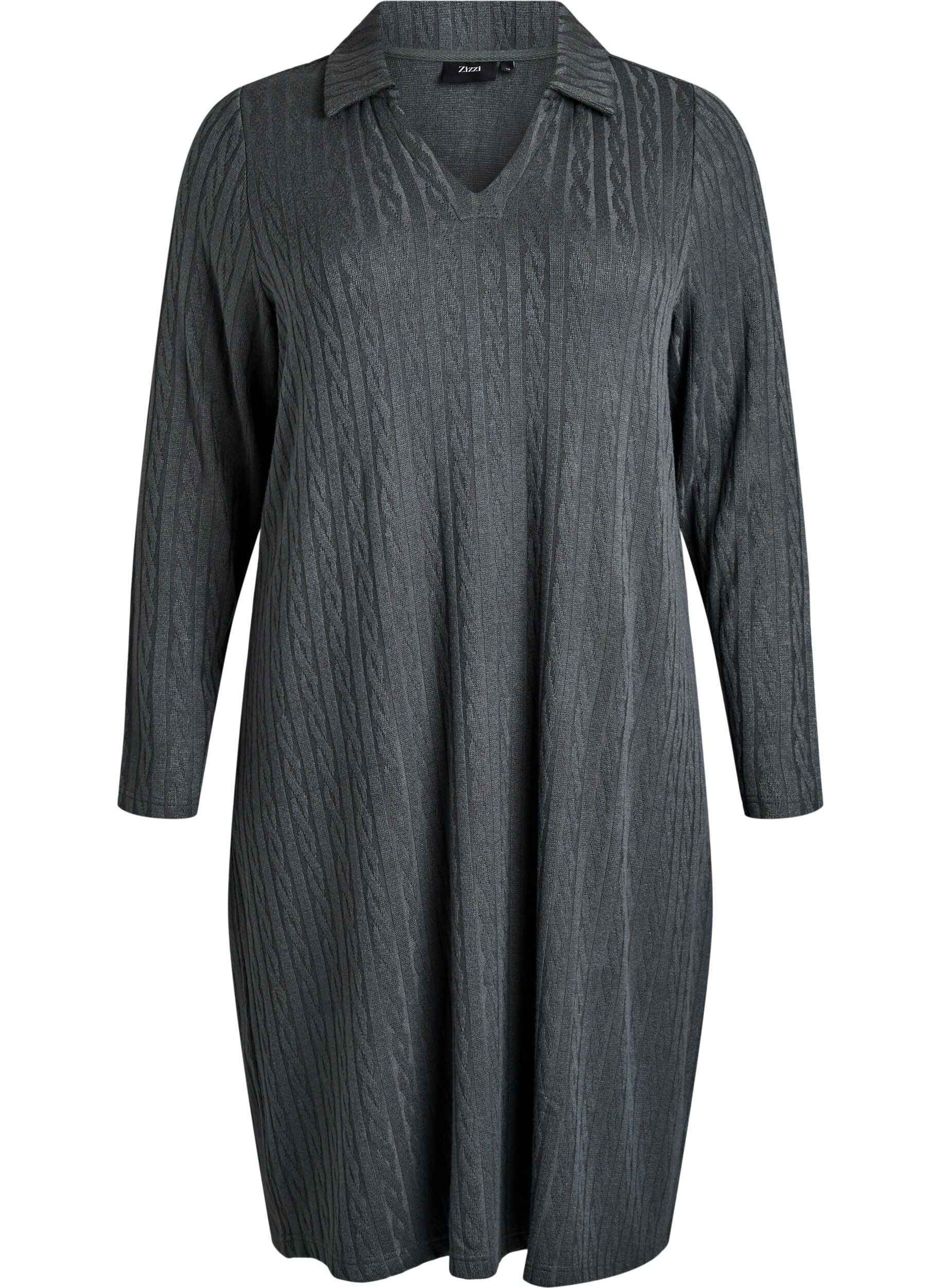 Kjole med flettestruktur og V-hals