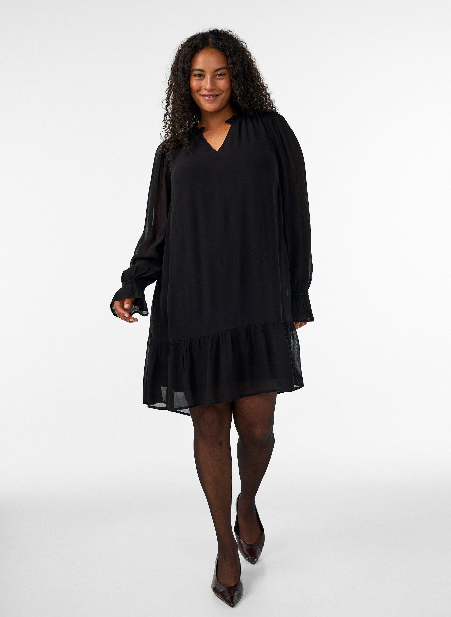 ZizziViskosekjole med volanger og gjennomsiktige ermer, Svart, Model image number 1