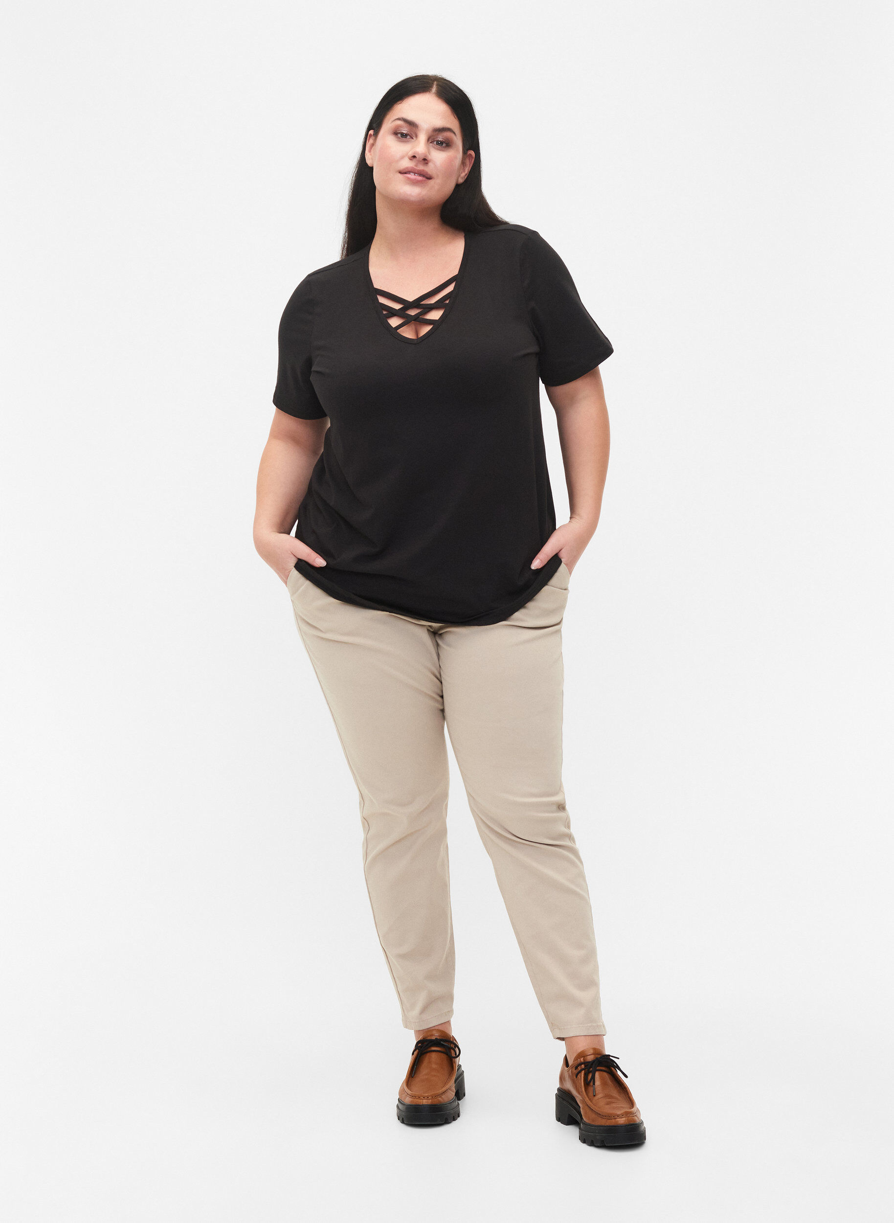 Zizzi T-skjorte med V-hals og kryssdetalj, Black, Model image number 2