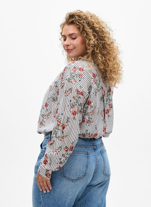 Zizzi Skjorte med blomstertrykk og smale striper, Black Striped AOP, Model image number 1