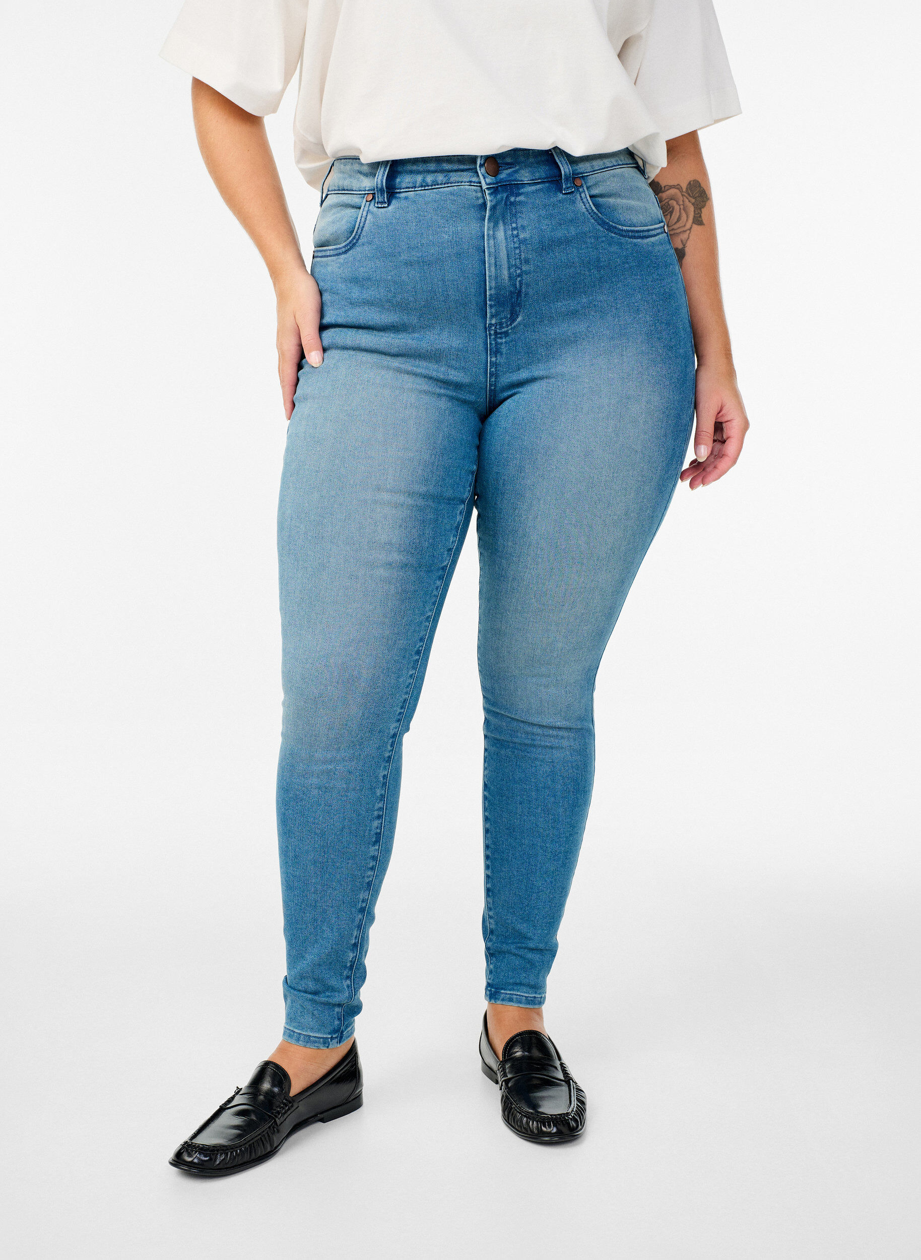 Zizzi Super slim Amy jeans med h&oslash;y midje, Bl&aring;, Model image number 2