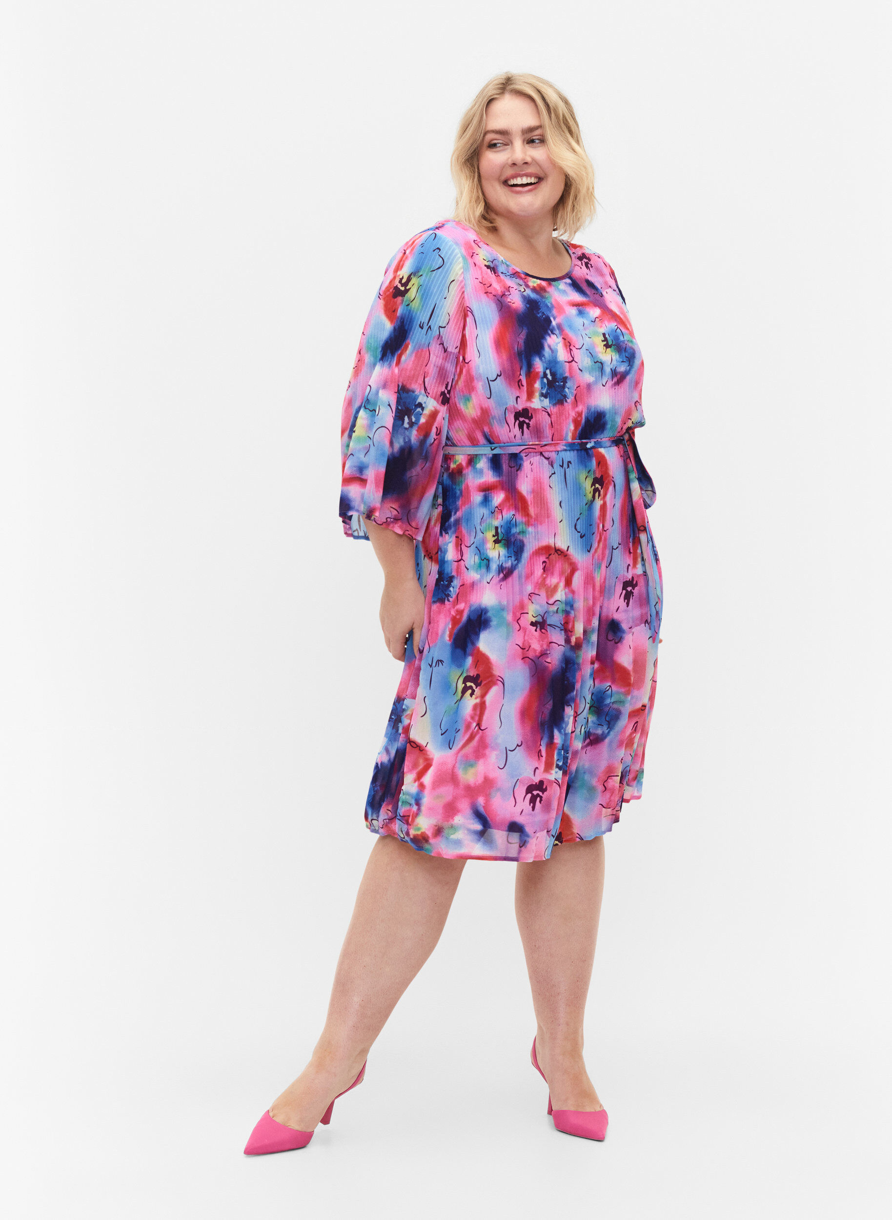 Zizzi M&oslash;nstrete pliss&eacute;kjole med knyting, Lavender Space AOP, Model image number 3