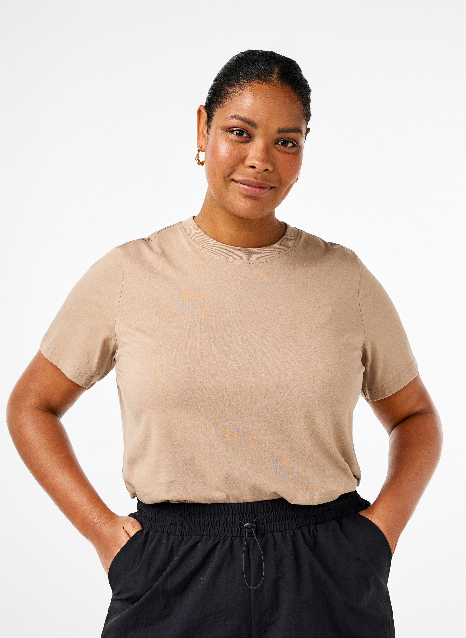 Basic T-skjorte i bomull med rund hals, Beige, Model