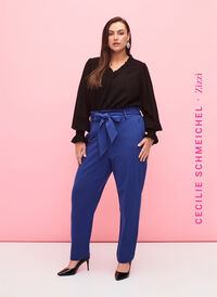 Bukser med høy midje, volanger og knytebånd, Blue Quartz, Model