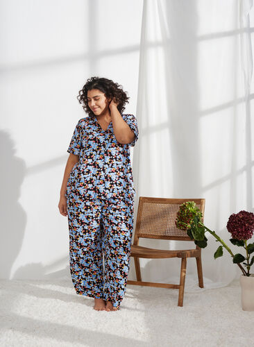 Løse pysjamasbukser i viskose med mønster, Black Blue Flower, Image image number 0