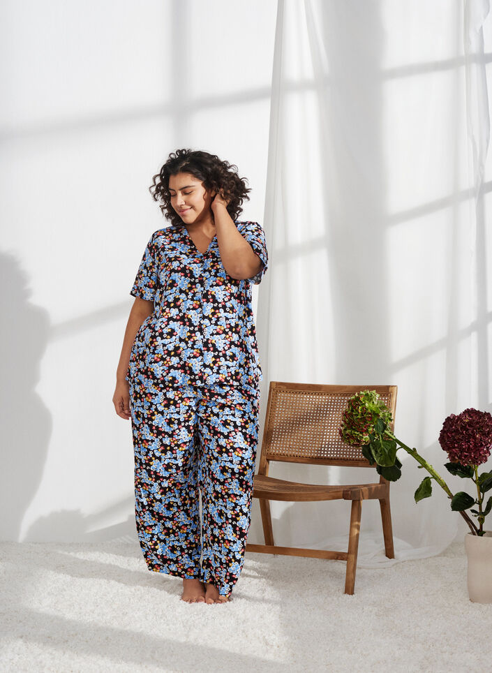 Løse pysjamasbukser i viskose med mønster, Black Blue Flower, Image