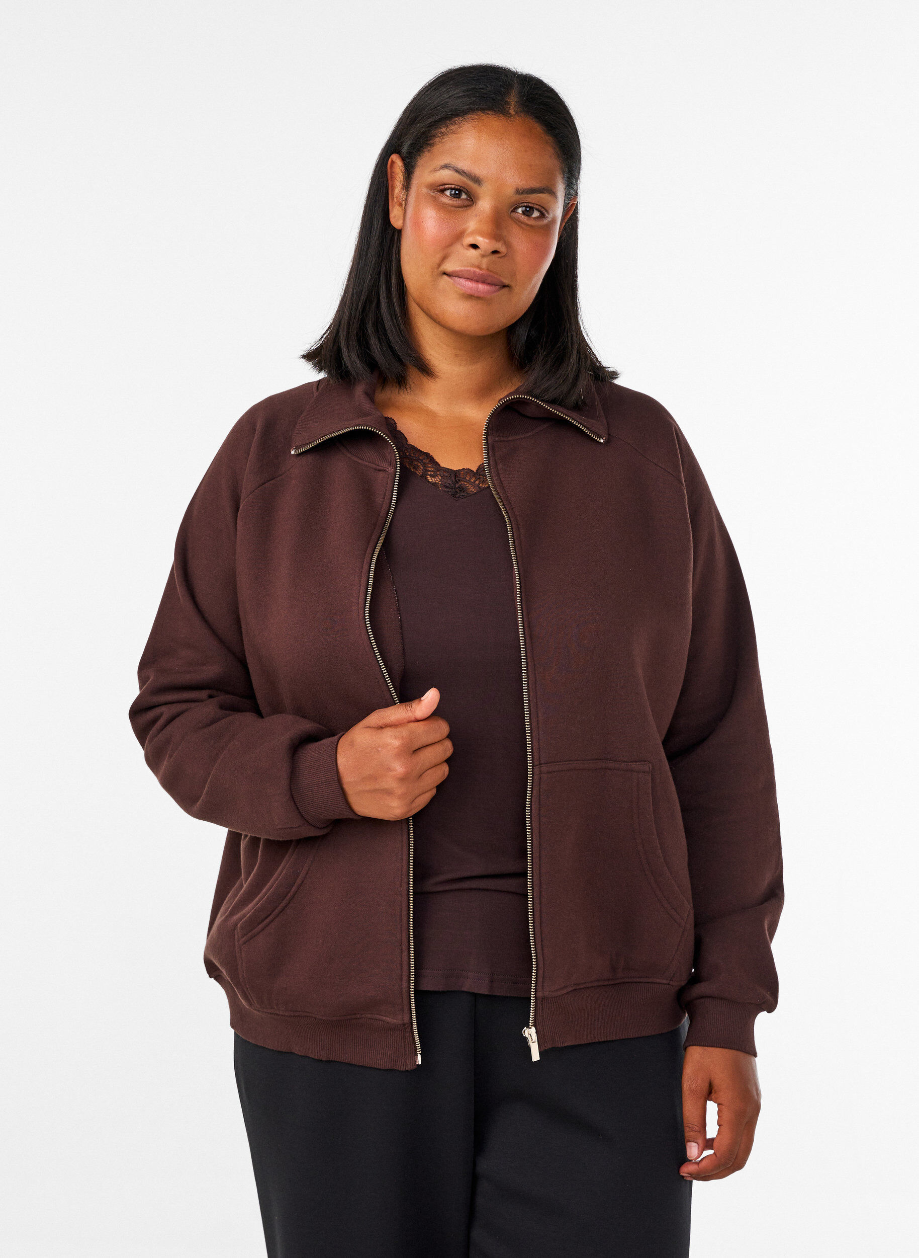 Sweat cardigan med h&oslash;y krage og glidel&aring;s, Brun, Model