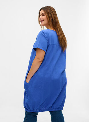 Kortermet kjole i bomull, Dazzling Blue, Model image number 1