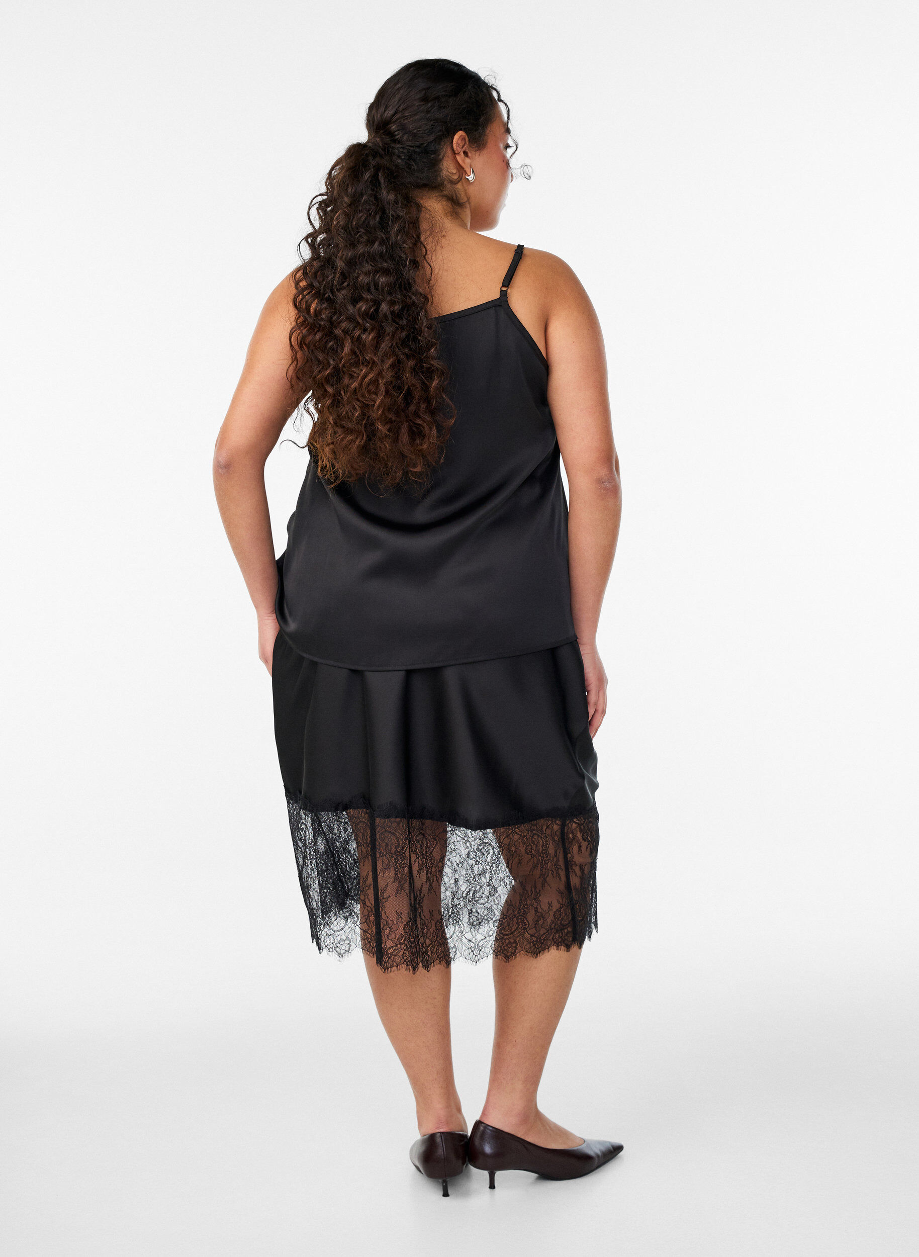 Zizzi Satengutseende skj&oslash;rt med blondekant, Svart, Model image number 1