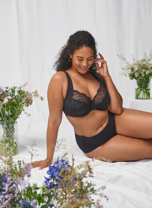Zizzi Heldekkende BH med polstrede stropper, Black, Image image number 0
