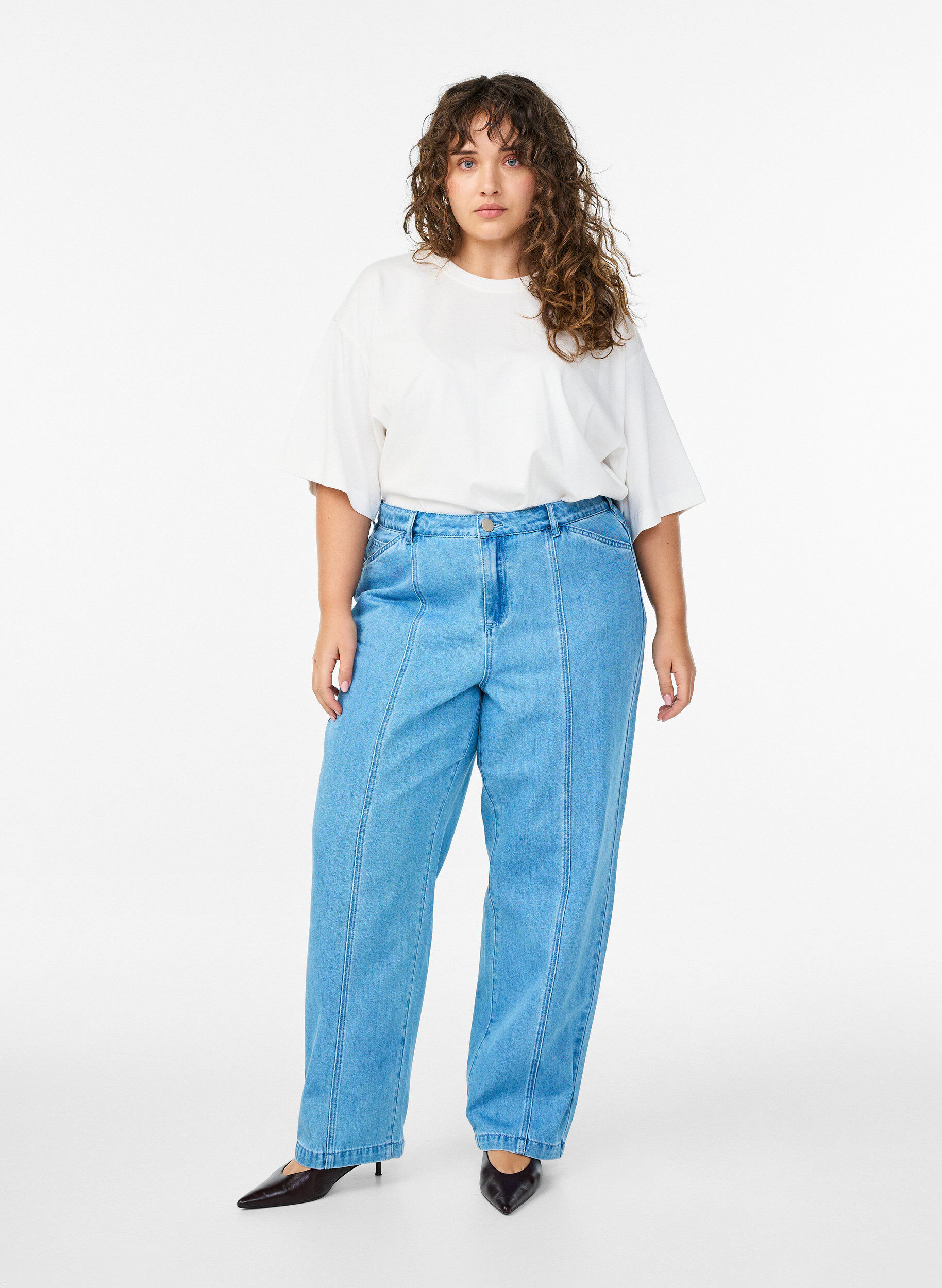 Kiana-jeans med straight fit og markante s&oslash;mmer, Bl&aring;, Model